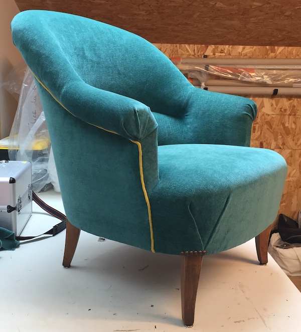Fauteuil Crapaud réfection semi-traditionnelle vue de profil