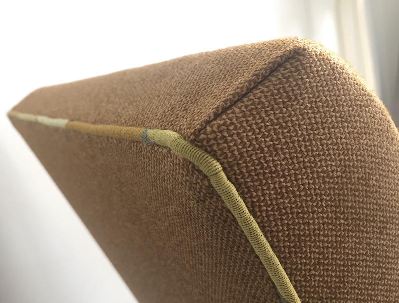 Fauteuil années 50 réfection complète zoom finition passepoil