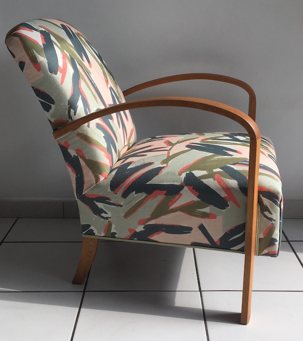 Fauteuil Studio de profil réfection semi-traditionnelle et nouveau tissu