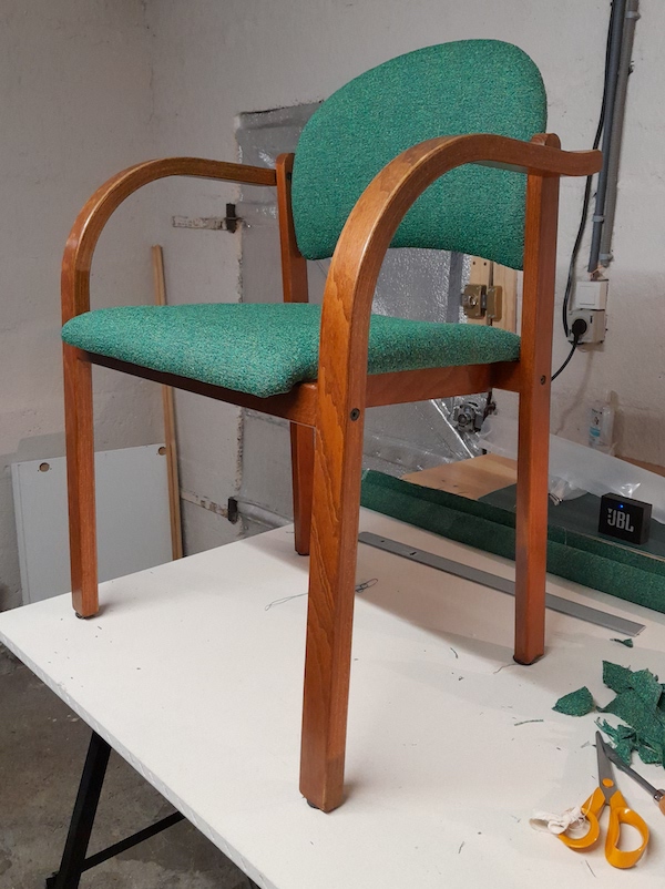 Fauteuil moderne profil nouveau tissu