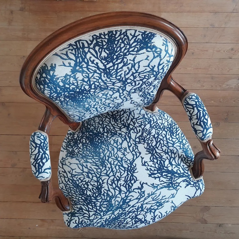 Fauteuil cabriolet Louis XV de dessus nouveau tissu finition double corde