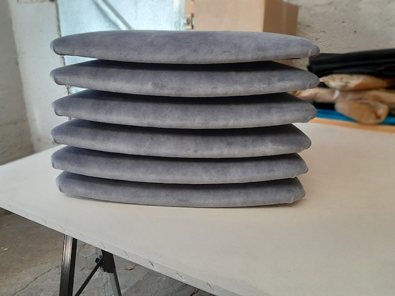 Galettes de chaises de salle à manger rénovées avec leur nouveau tissu