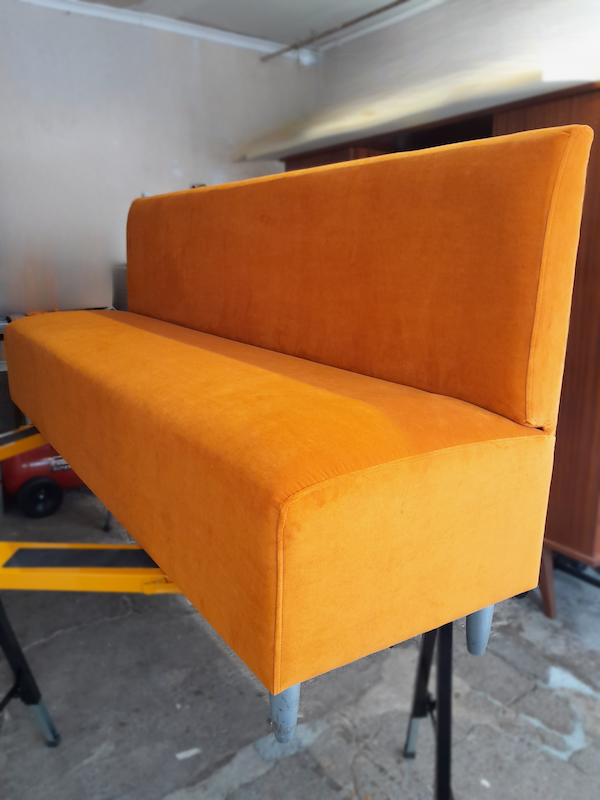 Banquette restaurant rénovée avec nouveau tissu