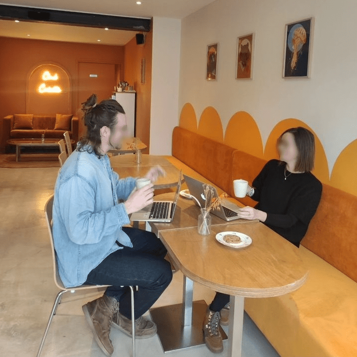 Banquettes de restaurant avec nouveau tissu en situation