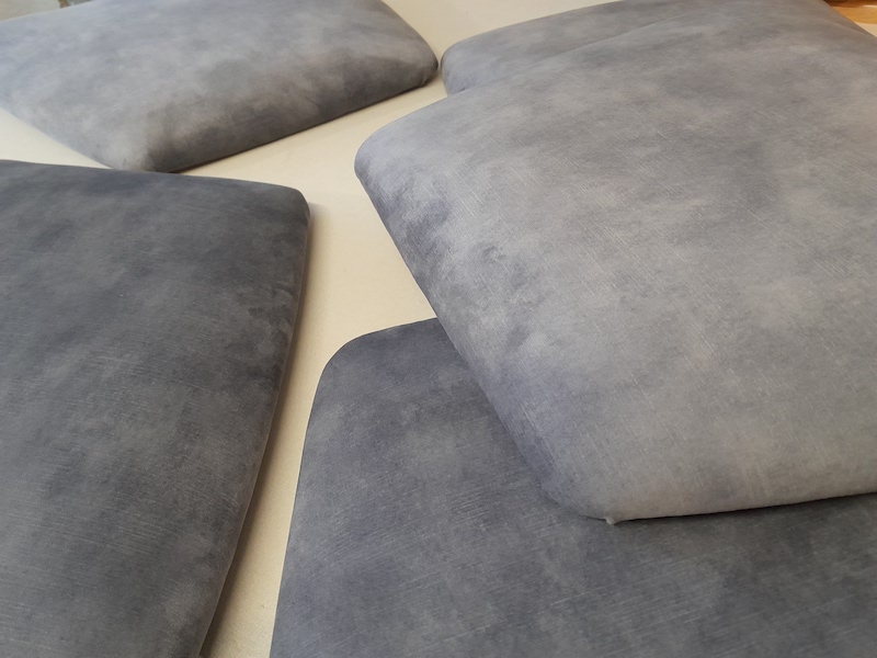 Galettes de chaises de salle à manger avec leur nouveau tissu