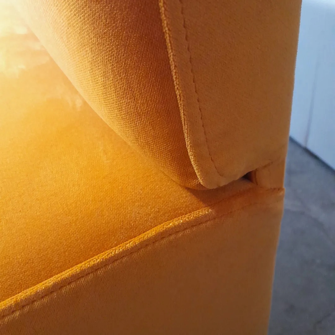 Banquette restaurant rénovée avec nouveau tissu zoom coutures